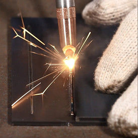 เครื่องเชื่อมเลเซอร์แบบมือถือสำหรับอ่างล้างขวดน้ำ แผ่นโลหะ 1000W 1500W 2000W