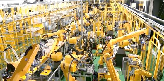 เครื่องตัดเลเซอร์ไฟเบอร์ด้วยแขนหุ่นยนต์ FANUC พร้อมเทคโนโลยี COBOT CRX เพื่อตัดโลหะ 3 มิติอัตโนมัติในโรงงานเล็ก