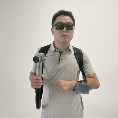 เครื่องทำความสะอาดเลเซอร์แบบพัลส์สะพายหลัง 300W แบบมือถือสำหรับขจัดสนิมและสี พร้อมตัวเลือกแบตเตอรี่